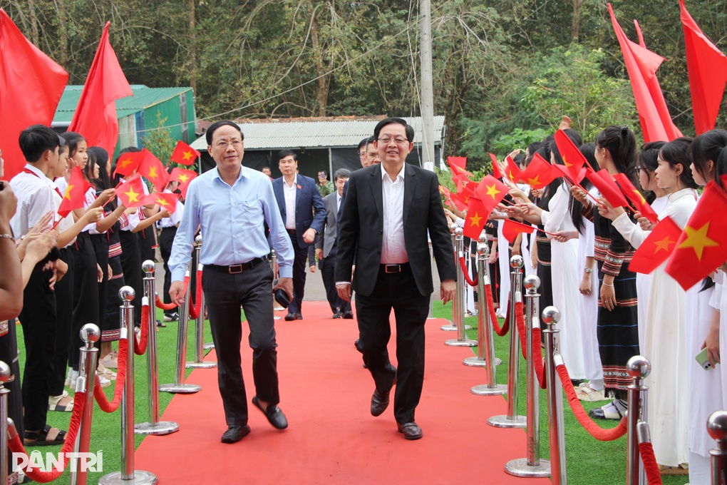 Phó Thủ tướng Hồ Quốc Dũng: Trường học vùng biên sẽ là ngôi nhà tri thức - 2