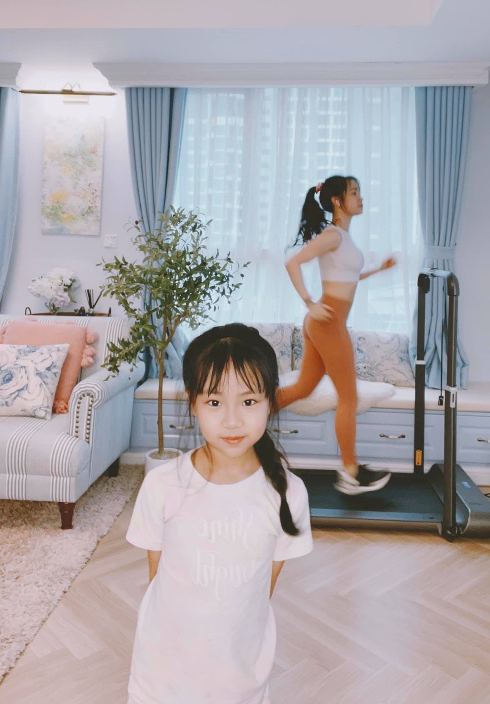 Bà mẹ 3 con chia sẻ tuyệt chiêu tập luyện giữ dáng tại nhà mùa dịch - 8 Bà mẹ 3 con chia sẻ tuyệt chiêu tập luyện giữ dáng tại nhà mùa dịch - 8