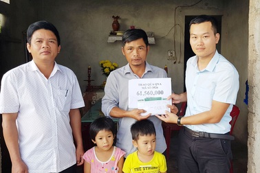 3 đứa trẻ thơ dại mồ côi mẹ được bạn đọc giúp đỡ hơn 61 triệu đồng