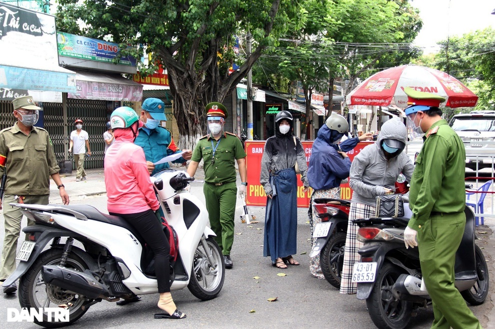 Đà Nẵng lập chốt kiểm tra ngẫu nhiên, phạt người ra đường không lý do - 4 Đà Nẵng lập chốt kiểm tra ngẫu nhiên, phạt người ra đường không lý do - 4