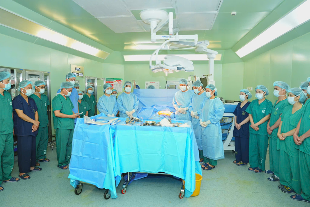 Trái tim người hiến tạng vượt hành trình từ Hà Nội vào Huế cứu người bệnh - 1 Trái tim người hiến tạng vượt hành trình từ Hà Nội vào Huế cứu người bệnh - 1