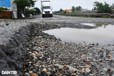Quảng Ngãi: Đoạn quốc lộ đang bảo hành lại xuất hiện nhiều điểm hư hỏng