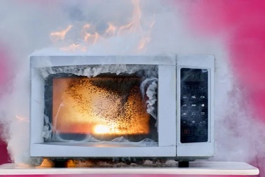 Vì sao không được cho kim loại vào lò vi sóng?