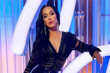 Katy Perry mặc thiết kế áo "lồng đèn" của NTK Công Trí