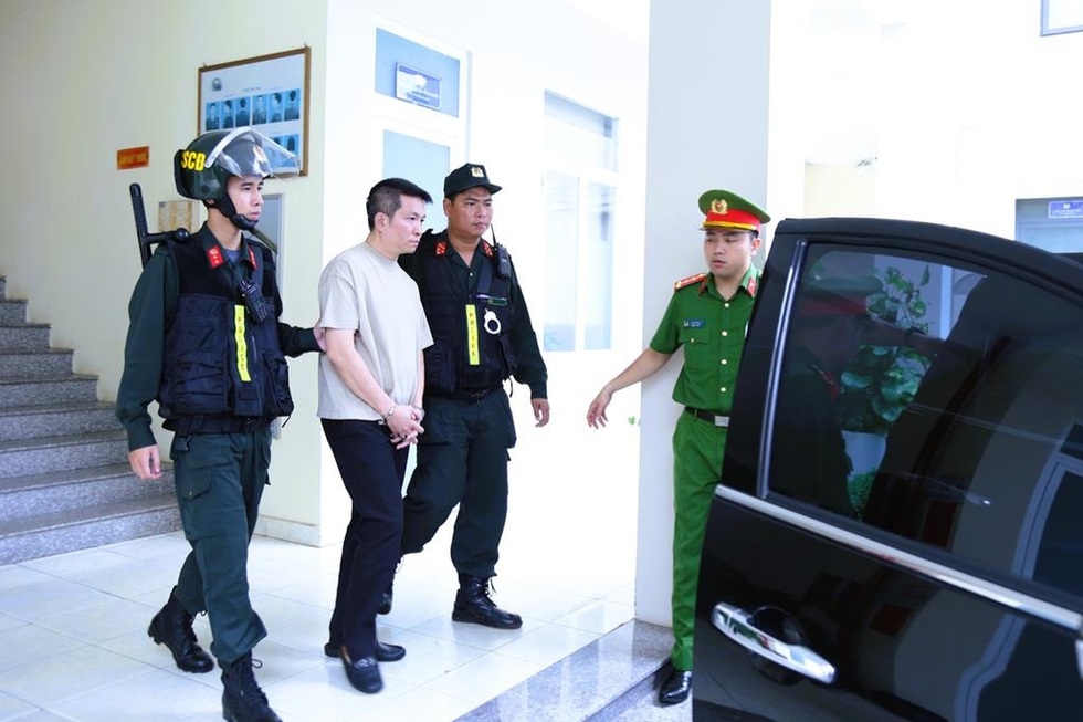 Từ lô mỹ phẩm giả bị tiêu hủy đến ngày vướng lao lý của chồng Đoàn Di Băng