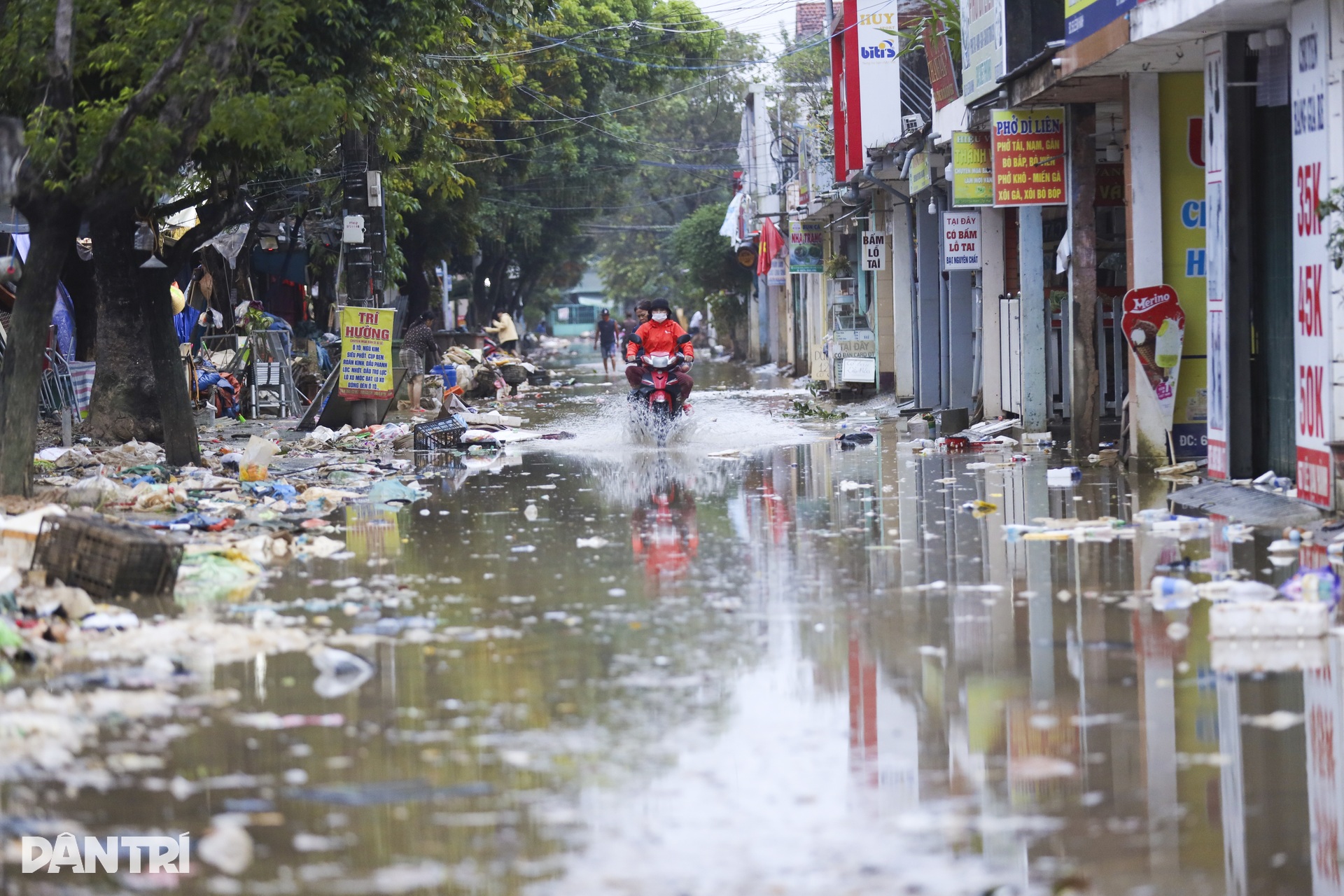 Huế chìm trong rác thải và bùn lầy sau ba trận lụt liên tiếp - 5 Huế chìm trong rác thải và bùn lầy sau ba trận lụt liên tiếp - 5