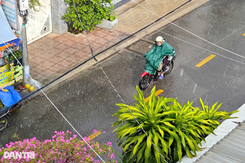 Nhiều khu vực ở TPHCM mưa xối xả giữa trời nắng - 2 Nhiều khu vực ở TPHCM mưa xối xả giữa trời nắng - 2