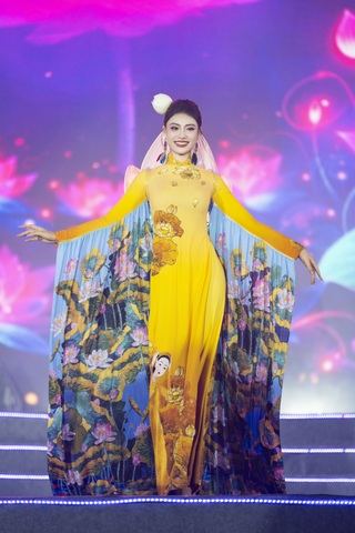 Hoa hậu Hoàng Châu Anh thu hút với áo dài “cánh sen phát sáng” dưới mưa - 1