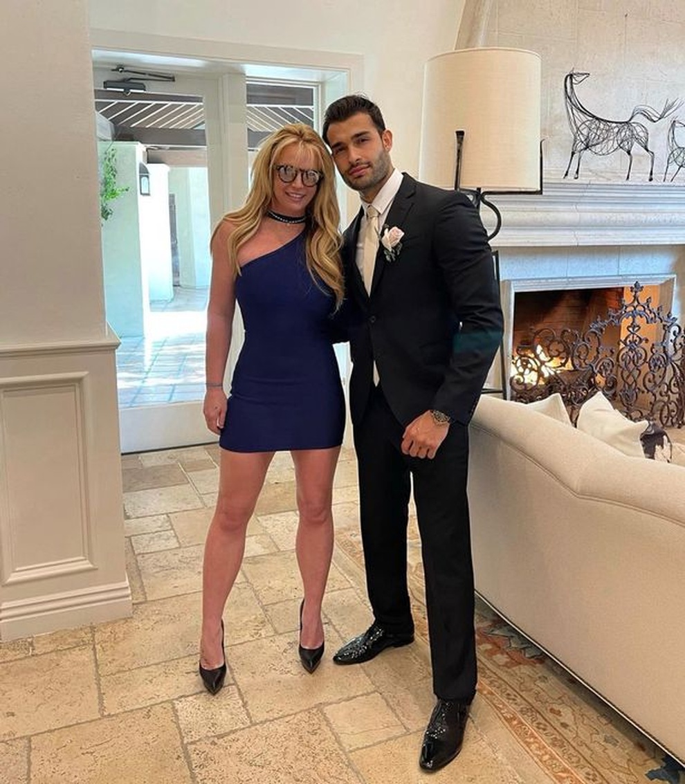 Bạn trai 6 múi trở thành chỗ dựa tinh thần của Britney Spears - 4 Bạn trai 6 múi trở thành chỗ dựa tinh thần của Britney Spears - 4