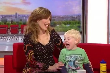 Hài hước buổi phỏng vấn bị gián đoạn vì một cậu bé nghịch ngợm