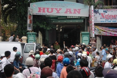 Bắt “nóng” giám đốc công ty tranh thêu