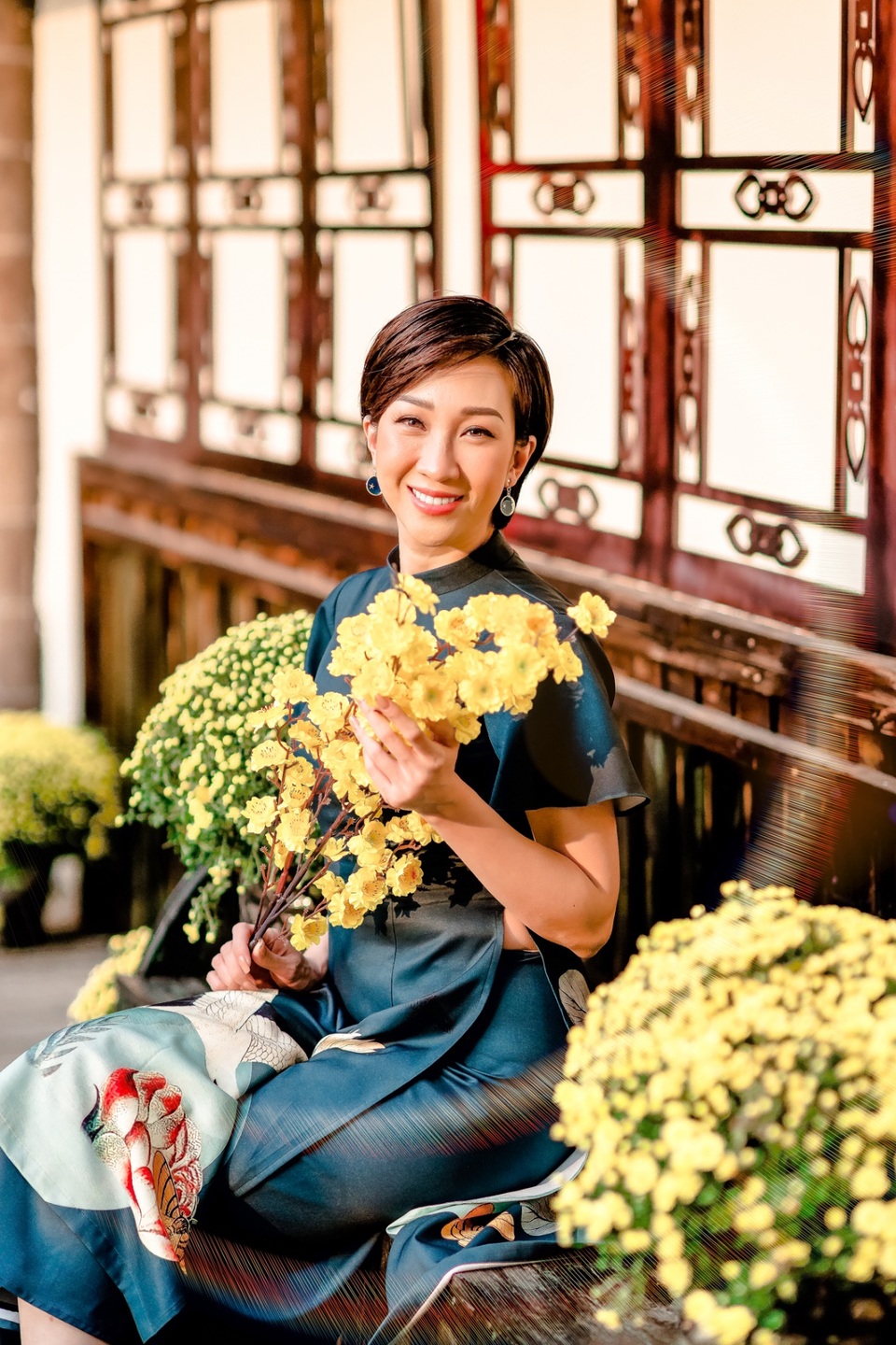 Lều Phương Anh rạng rỡ chụp ảnh du xuân cùng 2 con - 1 Lều Phương Anh rạng rỡ chụp ảnh du xuân cùng 2 con - 1