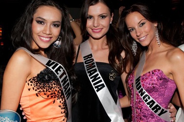 Hoàng My đi chơi cùng người đẹp Hoàn vũ