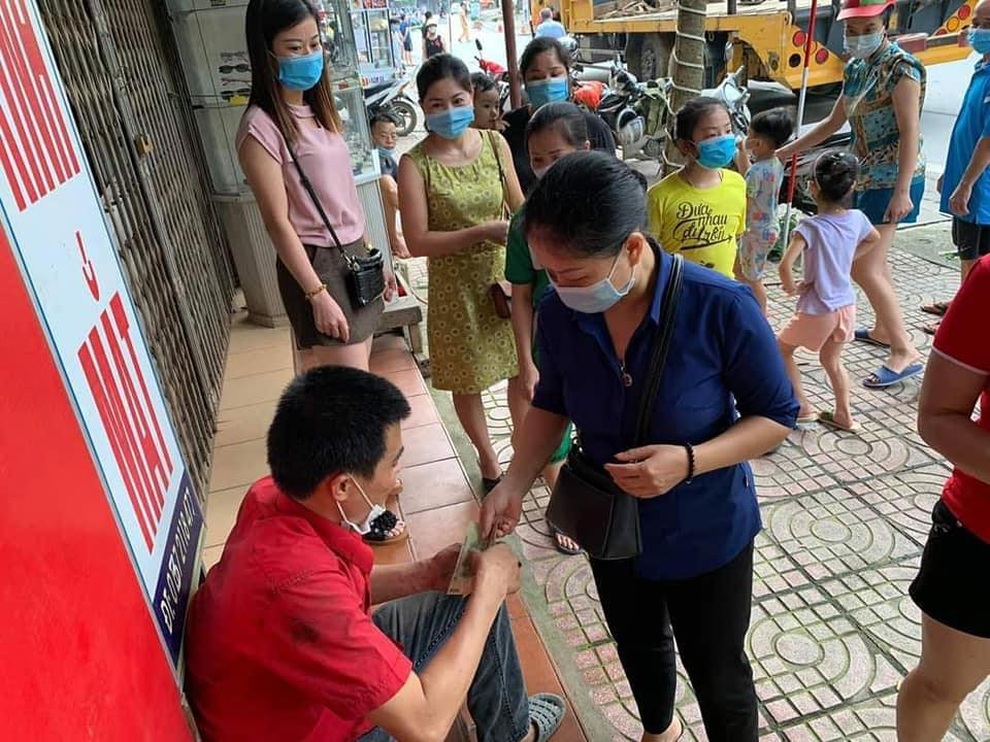 Tài xế cán nát một tỷ đồng, nghi do tránh 2 người qua đường đột ngột - 4