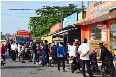 Dòng người nườm nượp về thành phố, nhiều hãng xe “cháy” vé