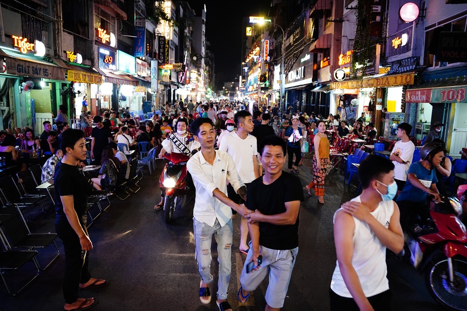 Phố Tây Bùi Viện lay lắt mở cửa chờ khách sau 1 tháng nghỉ Covid-19 - 4 Phố Tây Bùi Viện lay lắt mở cửa chờ khách sau 1 tháng nghỉ Covid-19 - 4