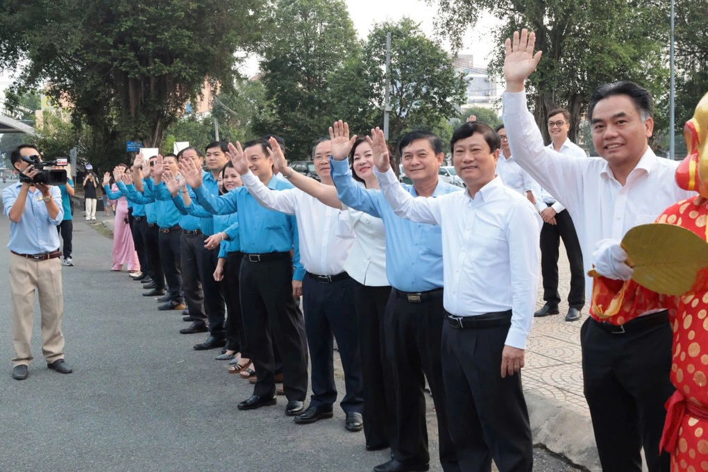 Hơn 1.600 công nhân ở Bình Dương về quê đón Tết trên chuyến xe 0 đồng - 2 Hơn 1.600 công nhân ở Bình Dương về quê đón Tết trên chuyến xe 0 đồng - 2