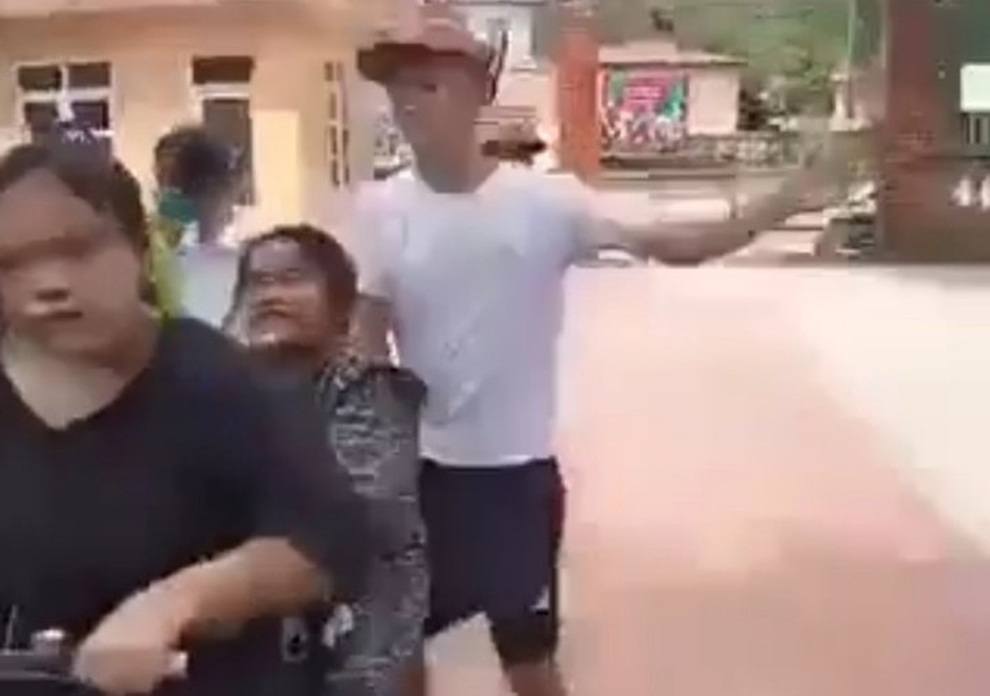 Phẫn nộ nữ sinh cấp 2 bị anh trai bạn tát, bắt quỳ gối ở sân trường - 1