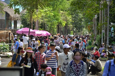 Khu vui chơi đông đúc ngày đầu Xuân