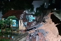 Mưa lớn khiến nhiều khu vực ở Hạ Long - Quảng Ninh ngập, sạt lở