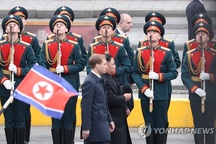 Ông Kim Jong-un bước trên thảm đỏ, duyệt đội danh dự trong lễ đón ở Nga