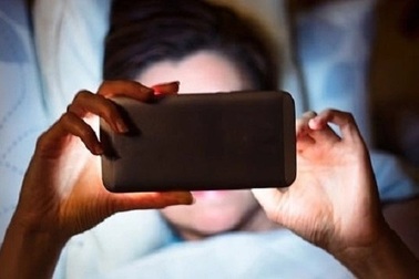 Pháp ra dự luật bảo vệ trẻ em khỏi "phim đen" trên mạng