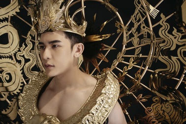Minh Trung mang trang phục nặng 40kg dát vàng dự thi Mister International