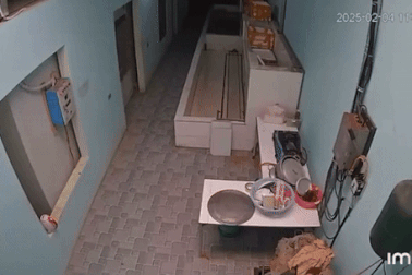 Bé trai rơi từ mái nhà và chuyện tai nạn với trẻ ngay tại gia đình