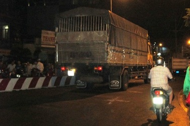 Tìm vợ giữa đêm mưa, gặp vợ bị tai nạn chết thảm