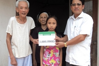 Cụ Nguyễn Hữu Thảo tiếp tục nhận quà bạn đọc