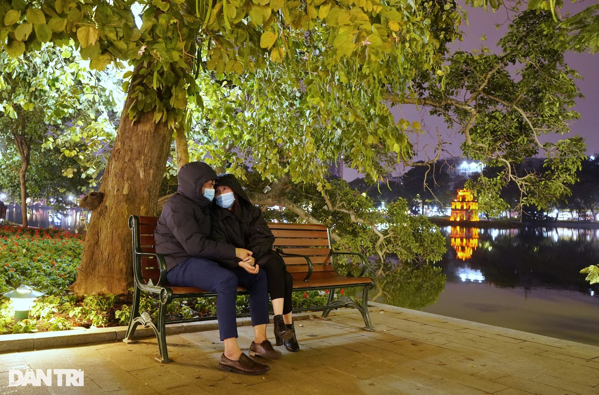 Đường phố Hà Nội vắng vẻ khác lạ đêm giao thừa đón chào năm mới 2022 - 11 Đường phố Hà Nội vắng vẻ khác lạ đêm giao thừa đón chào năm mới 2022 - 11