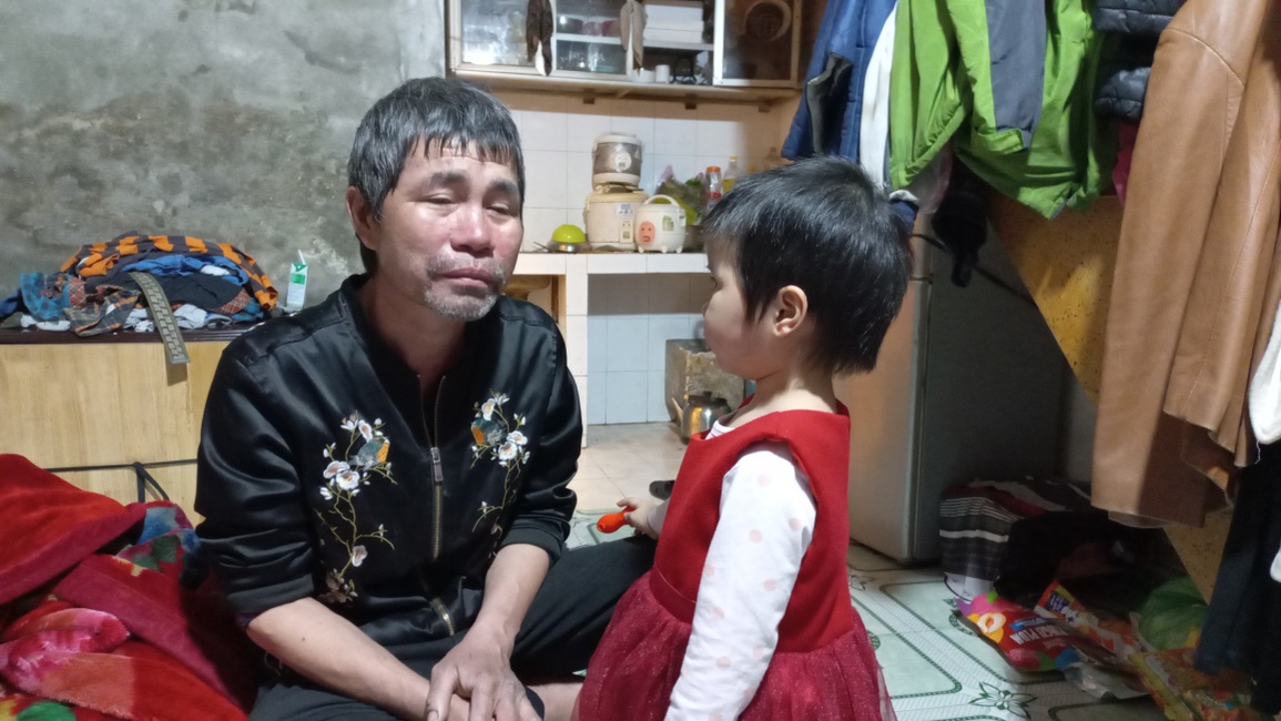 Gia cảnh éo le của bé gái 2 tuổi bị bỏ dưới cống, nước ngập đến cổ - 1 Gia cảnh éo le của bé gái 2 tuổi bị bỏ dưới cống, nước ngập đến cổ - 1