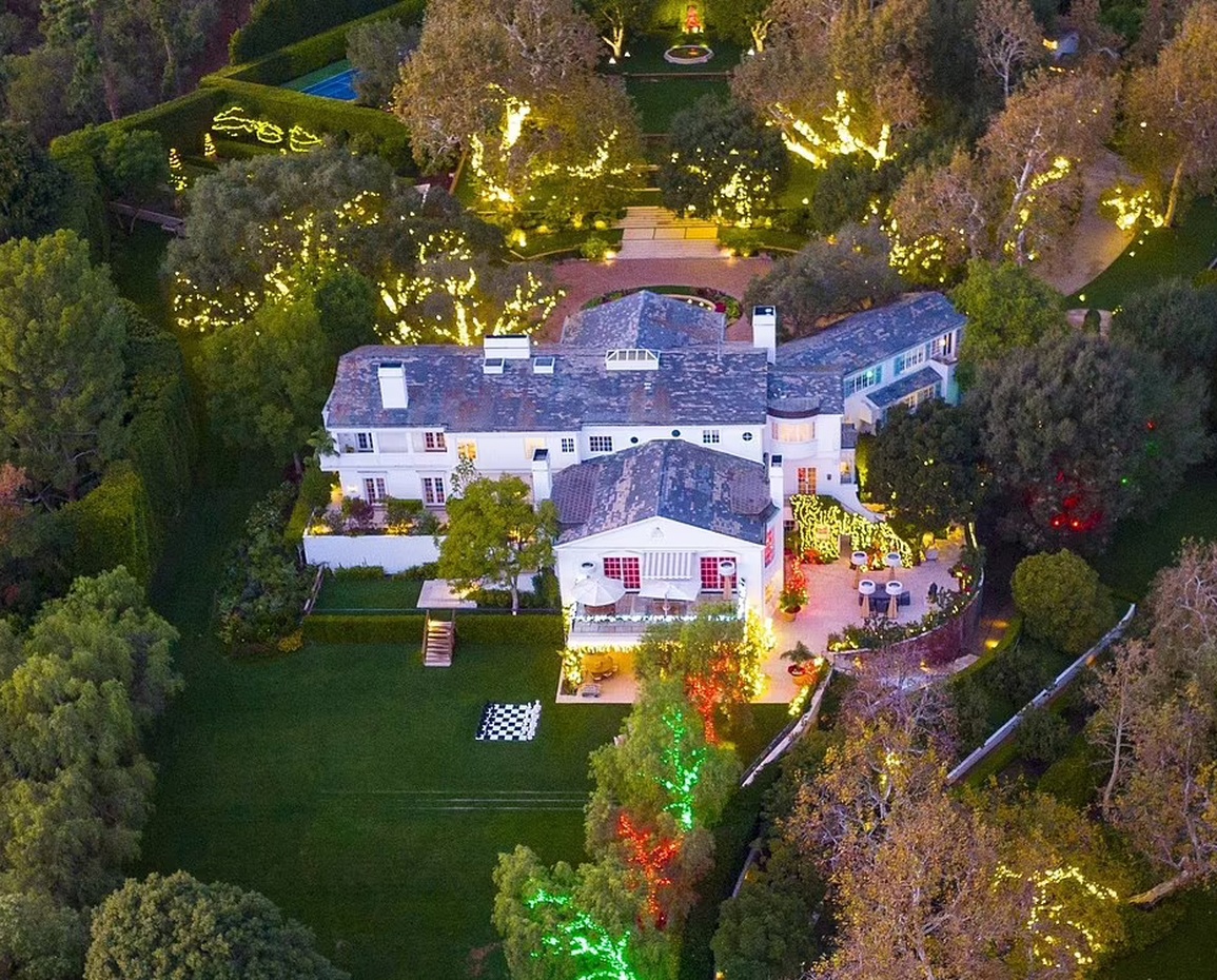 Paris Hilton và em gái ngồi trên lòng ông già Noel - 10 Paris Hilton và em gái ngồi trên lòng ông già Noel - 10