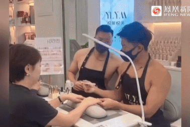 Trung Quốc: Nhân viên nam cơ bắp khoe ngực trần làm móng cho khách nữ