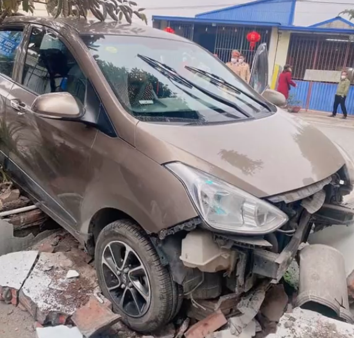 Chiếc Hyundai i10 bị hư hại nghiêm trọng sau khi đánh lái gấp để tránh thanh niên chạy ẩu (Ảnh cắt từ clip). Chiếc Hyundai i10 bị hư hại nghiêm trọng sau khi đánh lái gấp để tránh thanh niên chạy ẩu (Ảnh cắt từ clip).