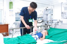 Bác sĩ đuổi theo xe máy, cứu trẻ ngừng thở: Sức khỏe bệnh nhi ra sao?