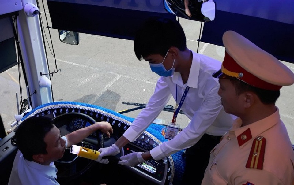 Nhà xe đầu tiên sắm máy đo nồng độ cồn, “cấm lái” tài xế vi phạm Nhà xe đầu tiên sắm máy đo nồng độ cồn, “cấm lái” tài xế vi phạm