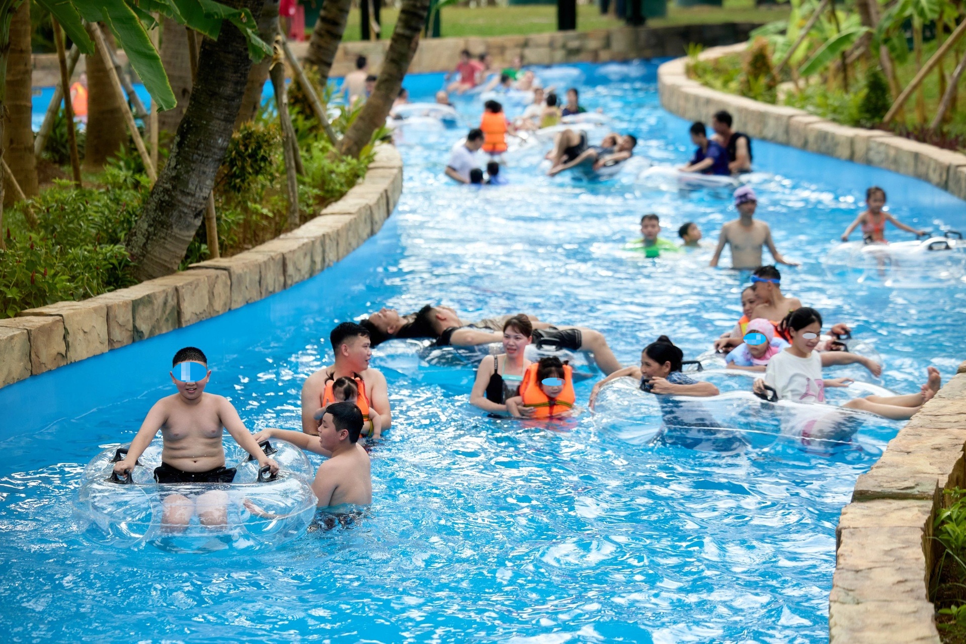 Hàng nghìn người đổ về công viên nước Sầm Sơn trong ngày khai trương - 4 Hàng nghìn người đổ về công viên nước Sầm Sơn trong ngày khai trương - 4