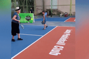 Cụ bà gần 100 tuổi ở Hà Tĩnh mê tập gym, thử sức thêm Pickleball