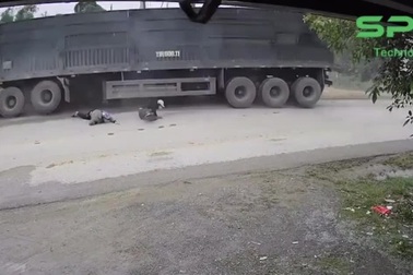 Xe container lao xuống ao nước để tránh người đi xe máy bị ngã