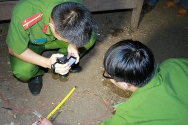 Hàn gắn tình cảm bất thành, gã đàn ông đâm vợ hờ rồi tự tử