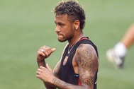 Neymar chào tạm biệt các đồng đội ở Barcelona
