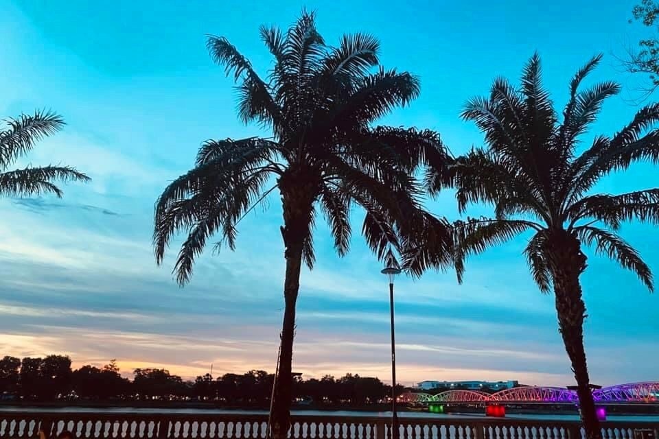 Khung cảnh hoàng hôn đẹp mê hoặc trên sông Hương - 10 Khung cảnh hoàng hôn đẹp mê hoặc trên sông Hương - 10