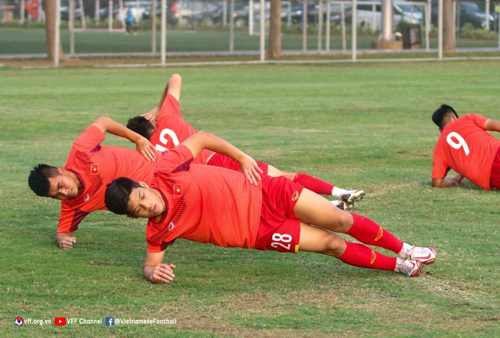 Lo ngại CĐV Indonesia quá khích, Ban tổ chức khuyên U19 Việt Nam bỏ tập - 2 Lo ngại CĐV Indonesia quá khích, Ban tổ chức khuyên U19 Việt Nam bỏ tập - 2