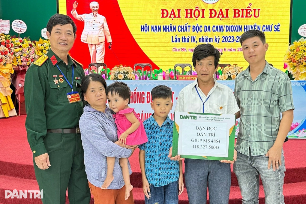 Hơn 300 triệu đồng đến với vợ chồng nuôi 3 người con bị xương thủy tinh - 1 Hơn 300 triệu đồng đến với vợ chồng nuôi 3 người con bị xương thủy tinh - 1