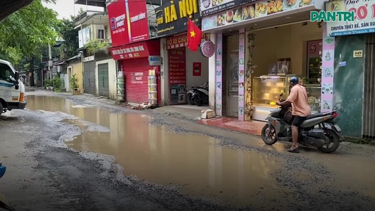 Người dân khổ sở “vượt chướng ngại vật” trên đường Thanh Bình
