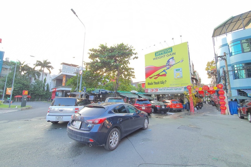 TPHCM: Thợ rửa xe hốt bạc ngày cuối năm, dư tiền về quê ăn Tết - 2 TPHCM: Thợ rửa xe hốt bạc ngày cuối năm, dư tiền về quê ăn Tết - 2