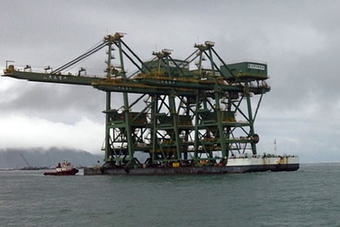 Ba giàn cẩu "khủng" cập cảng tại Hà Tĩnh