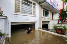 Tầng hầm nhà liền kề triệu đô "ngụp" sâu trong nước sau mưa lớn