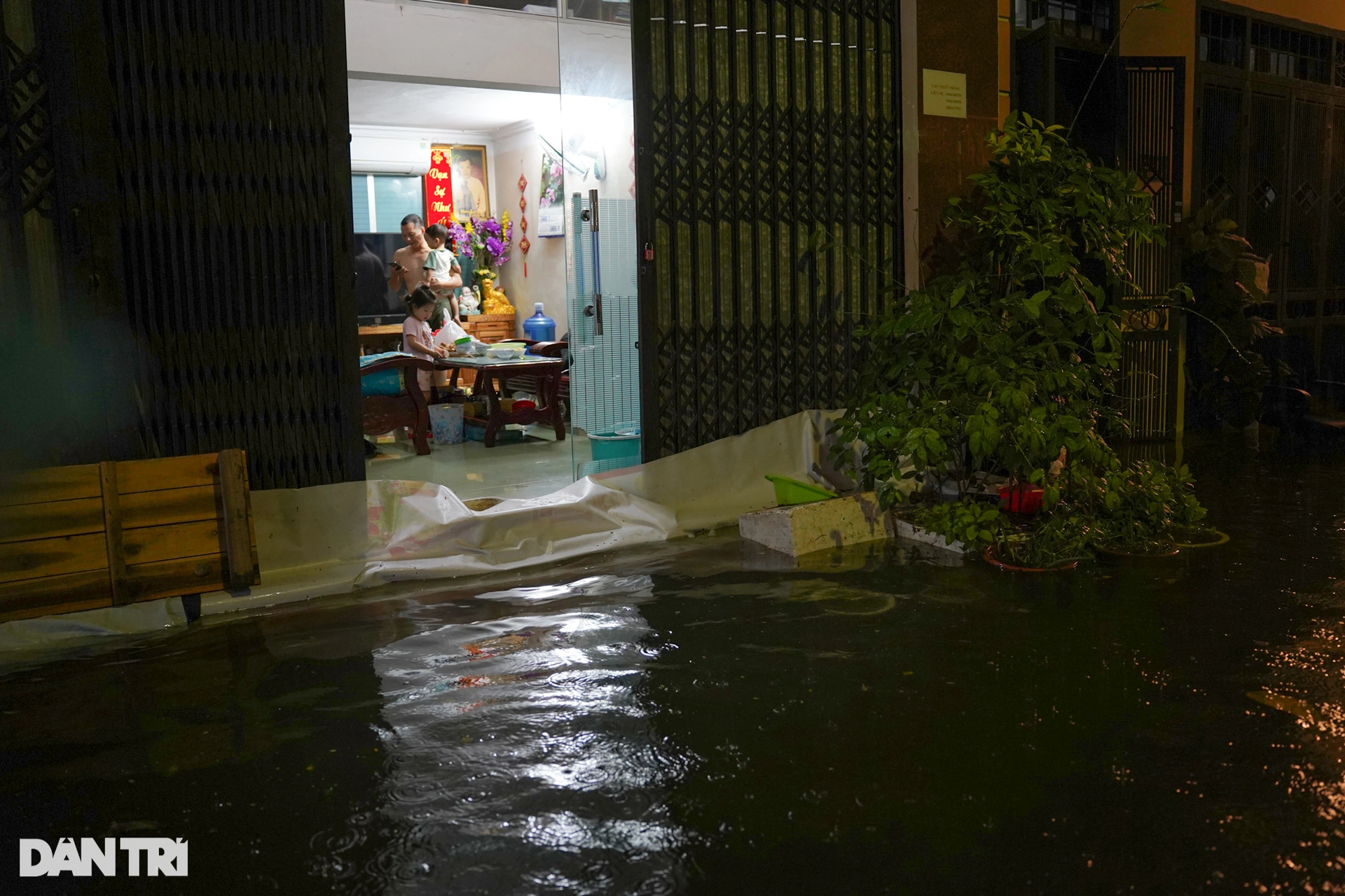 Cứ mưa là nước thối tràn vào nhà, dọn cả ngày không hết mùi nước cống - 8